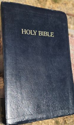NKJV giant print with tabs, see 3 pics