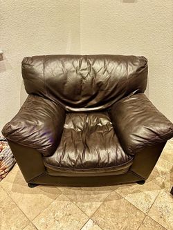 🔥🔥🔥 Leather chair!  Ridiculously comfortable and cushy! For your BEST, REASONABLE OFFER!