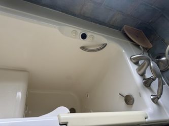 Kohler Walk-In Bathtub with Hydrojet – Very Good Condition