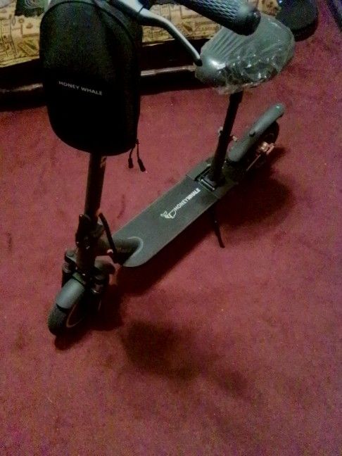 Honey Whale m2max-b Electric Scooter Like New