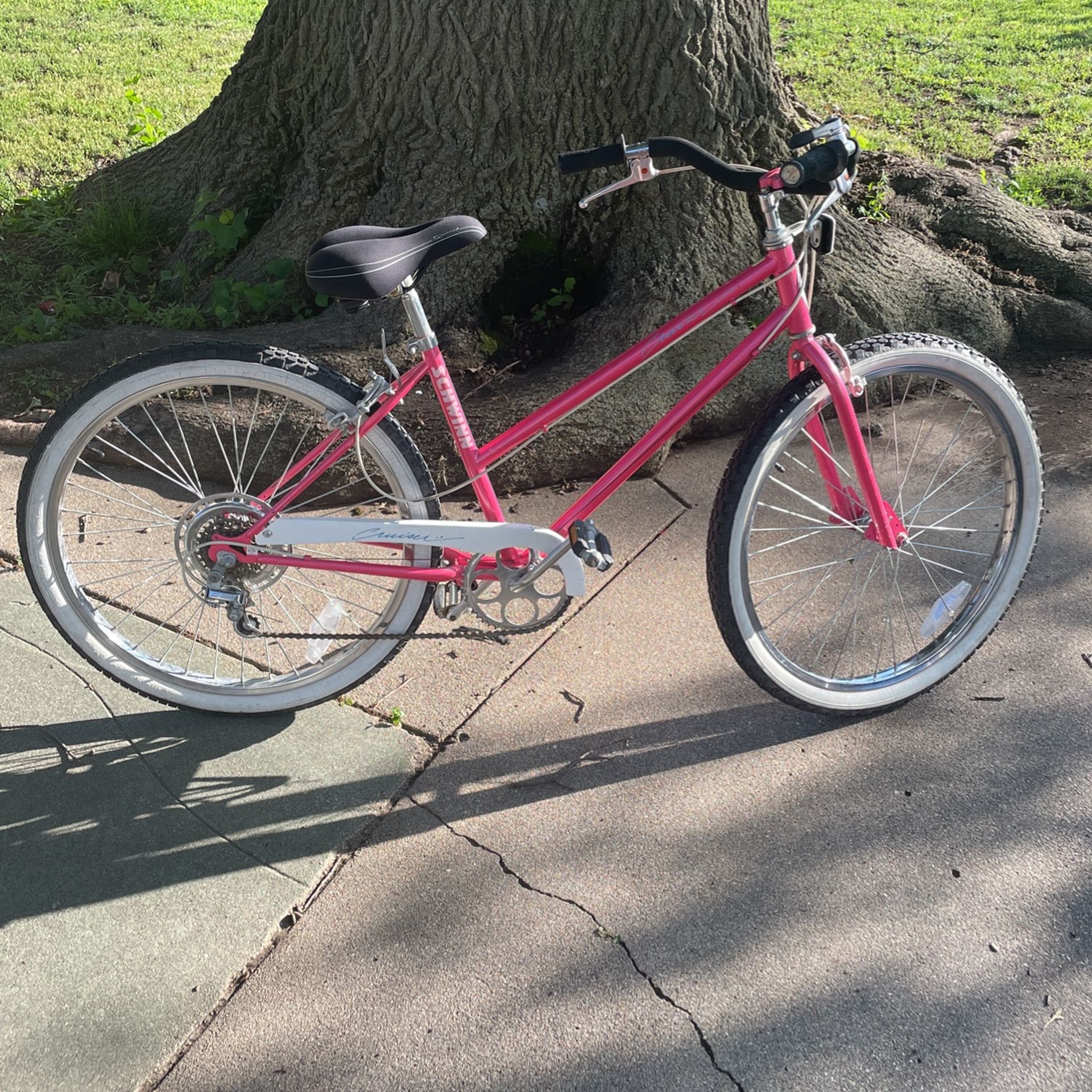 Women’s Schwinn 26inch 7spd Pink Cruiser mint Shape 100.00