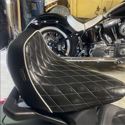 Le Pera Softail Leather Seat In Excellent Condition