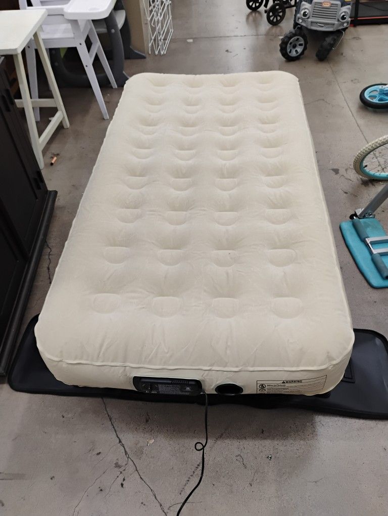 Automatically Inflatable Bed