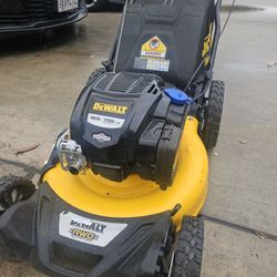 DEWALT GAS SELF PROPELLED LANW MOWER LIKE NEW 