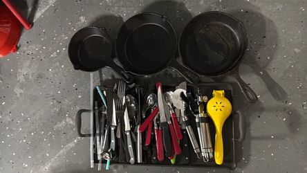 3 Cast Iron Skillet Set with Mixed Kitchen Utensils
