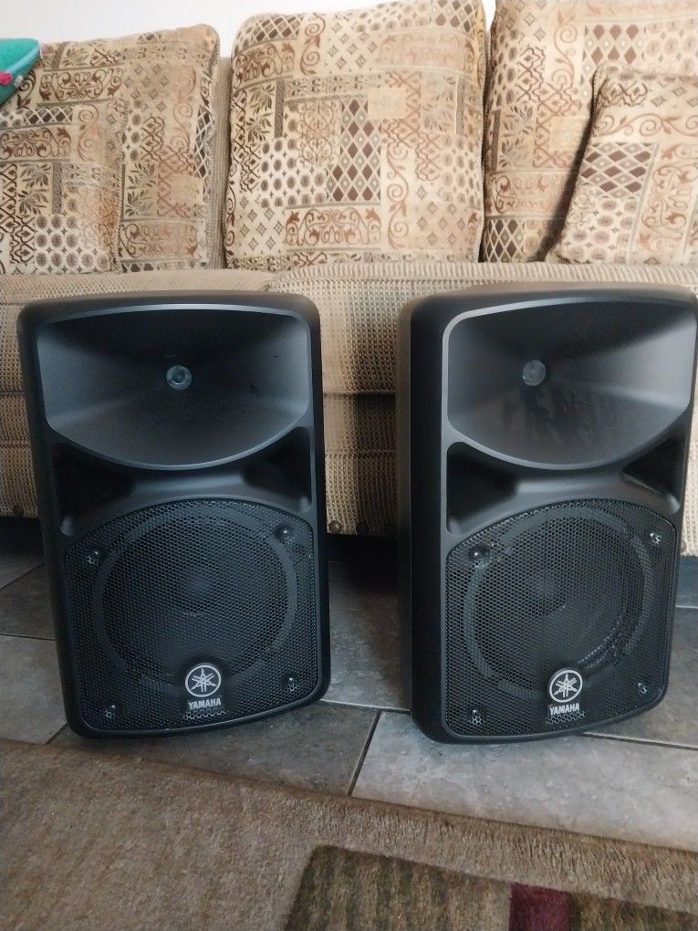 YAMAHA BLUETOOTH SPEAKER SYSTEM MODEL B400 LIKE NEW WAS ONLY USED 2 TIMES CARRING CASE INCLUDED