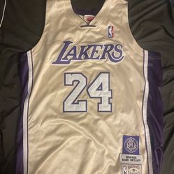 Kobe Bryant Jersey Size Large 