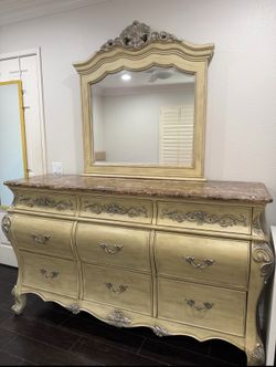 Cream/Ivory traditional style 3 piece bedroom set dresser mirror 2 nightstands excellent like new