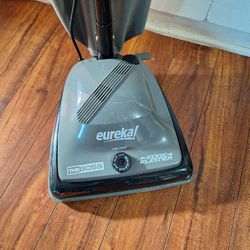 Eureka Vacuum.  Buena Condicion