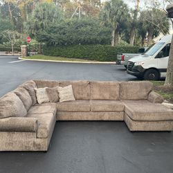 🚚  Sectional Couch/Sofa - LIKE NEW - Light Brown - Microfiber - Delivery Available 🚛