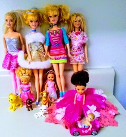 14 PIECES OF BARBIE TOYS, 1 BIG CAR AND 1 SMALL POLLY POCKET CAR, 8 DOLLS, AND 4 PETS. ASK AT ME MARITZA NAVARRO.