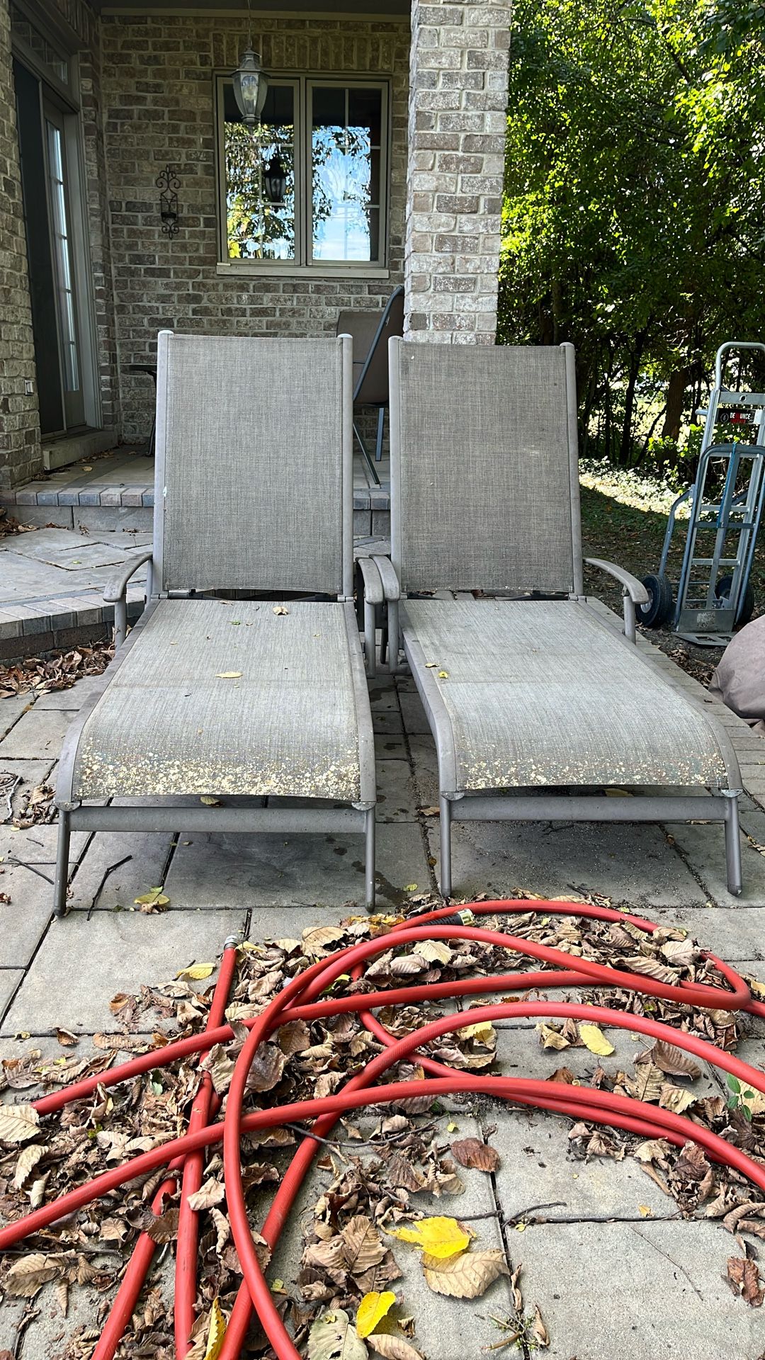 2 folding lounge chairs