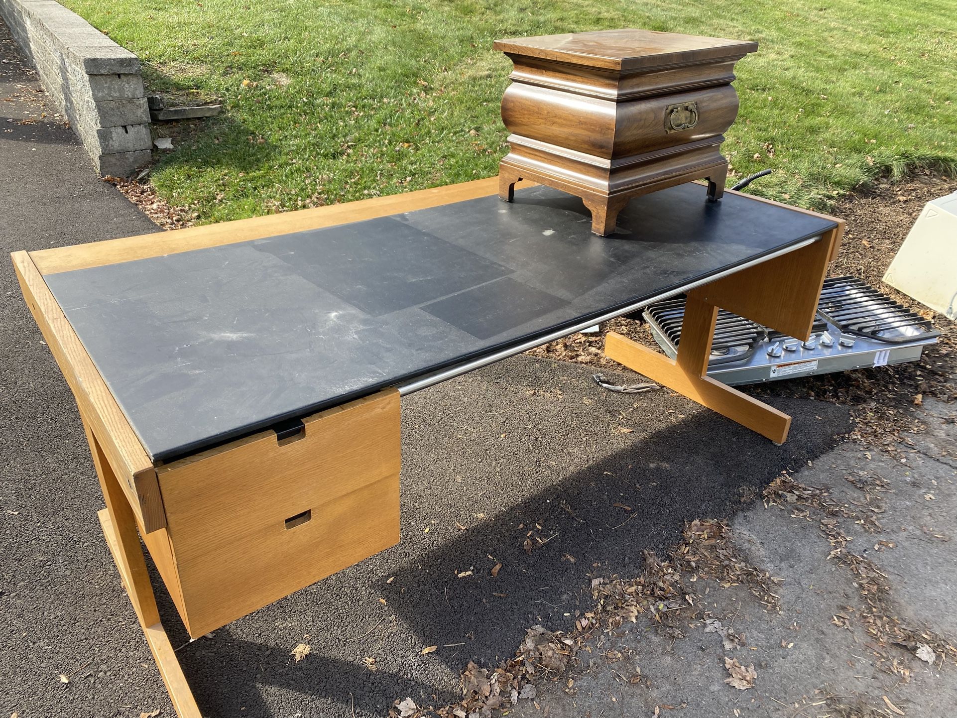 Great Free Stuff. Desk Stove, Top, Microwave, Furniture, Etc. All Working.