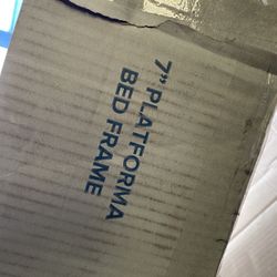 Zinus Plateform Queen Bed Frame 