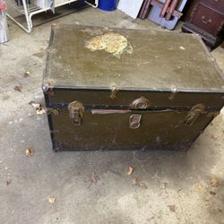Steamer trunk vintage