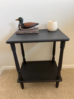 Wood end table with spindle legs