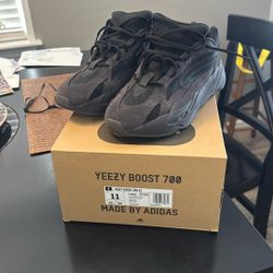 Adidas YEEZY 700 VANTA BLACK SIZE 11