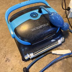 Dolphin Nautilus Plus Pool vacuum