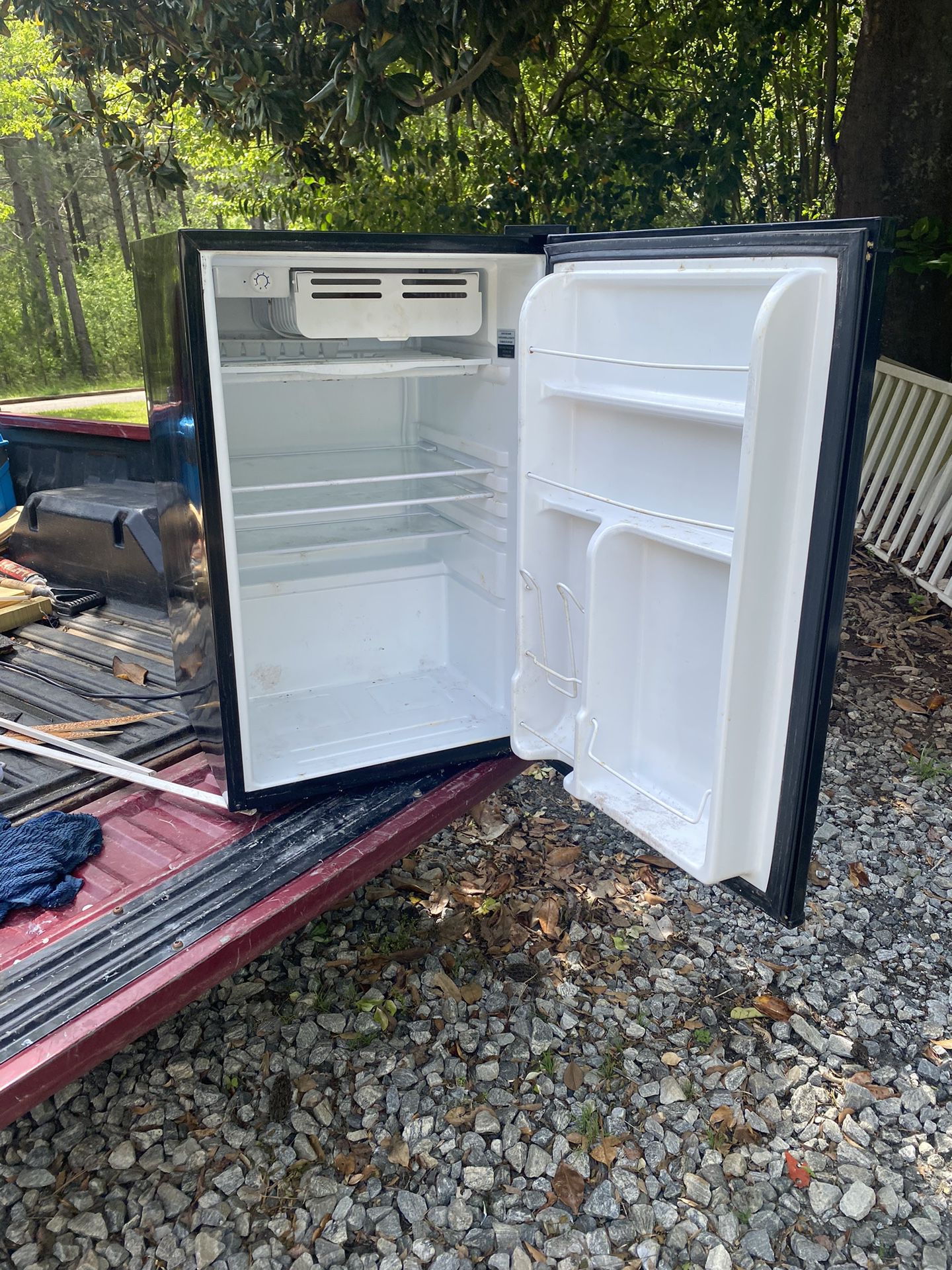 GE Refrigerator With Freezer 