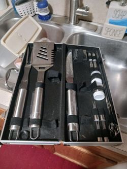 BRAND NEW IN STAINLESS STEEL CASE GRILLING BBQ SET PAID 90+ SELL 18$ FIRM