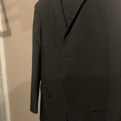 MENS SUIT SIZE 36L IN NEW CONDITION 