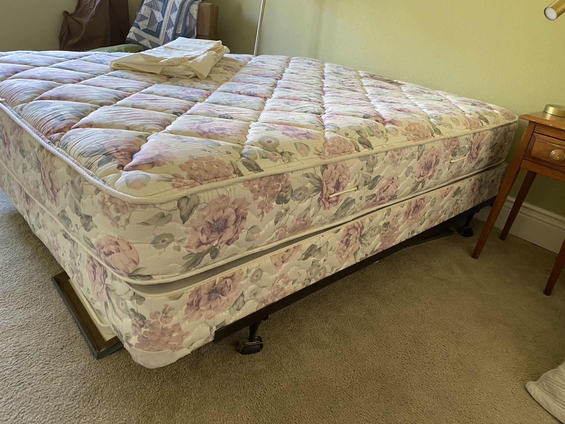 Simmons Maxipedic Queen Bed