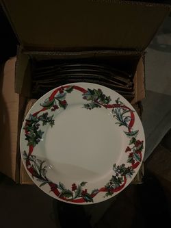 Brylane  ceramic 16 piece Holiday Floral Dinner Plates Set