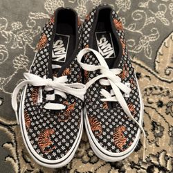 Vans Lace Up Shoes With Tiger And Daisy Design.  Women’s 5 men’s 3.5