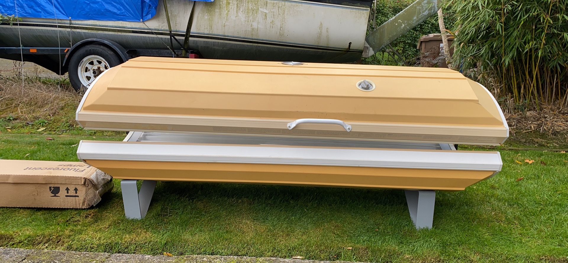 Sunquest Pro 16 S tanning bed w/ extra set of bulbs for Sale in Ruston