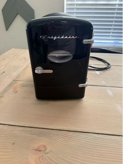 Mini desktop fridge