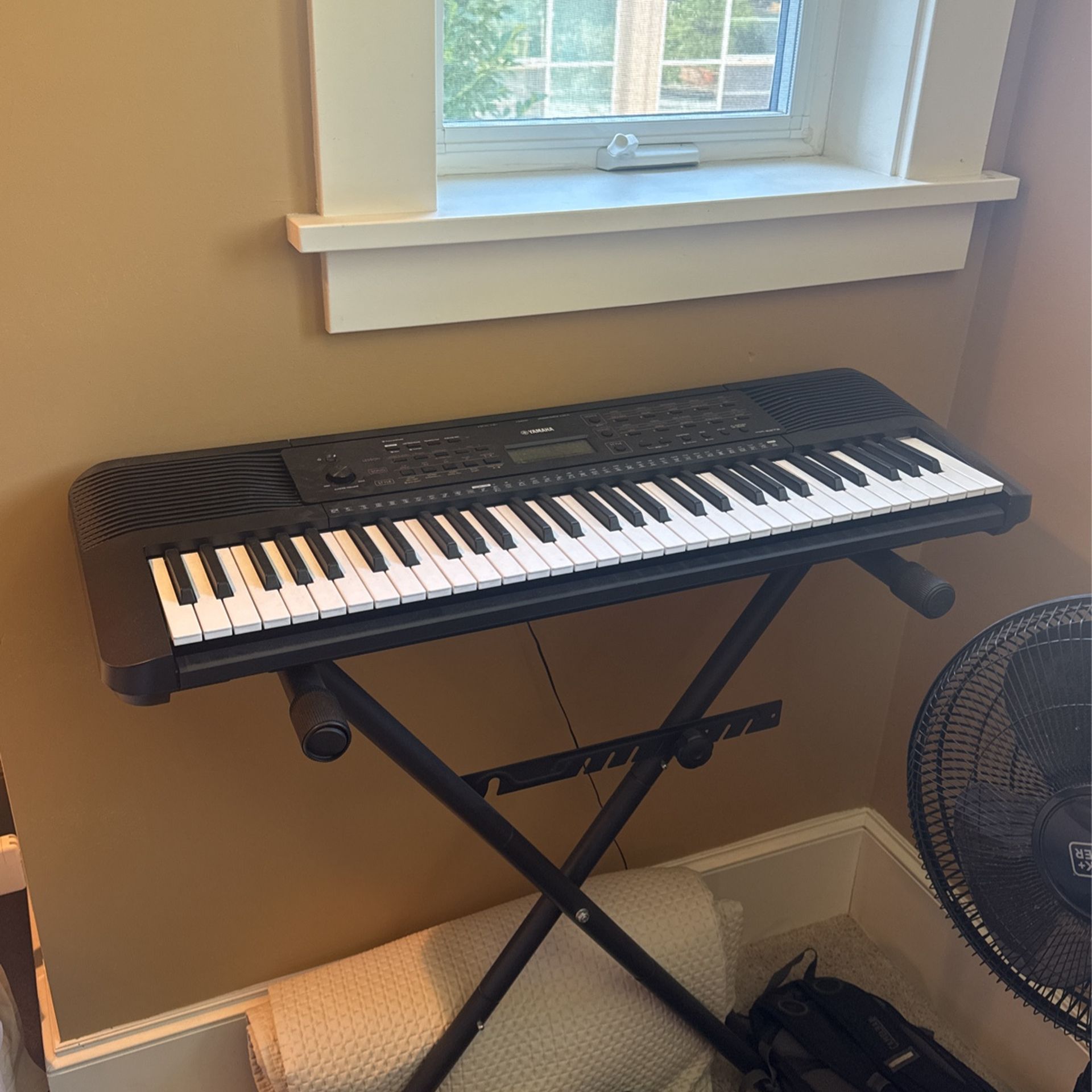 Yamaha, 61-Key PSR-E273 Portable Keyboard