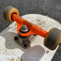 Skateboard / CHOCOLATE CO.  ROYAL tRUKS / nEON OrANGE/ 52 mm WHEELS