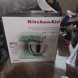 Brand New Kitchen Aid Tilt Head Stand Mixer 