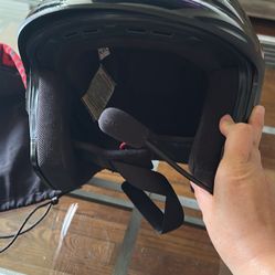 Casco de motocicleta marca Harley Davidson con pequeño raspón no le afecta en nada,  está en muy buenas condiciones 