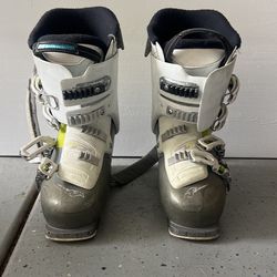 Girls ski boots Sz 7
