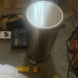 25 Gallon Trash Can Like New