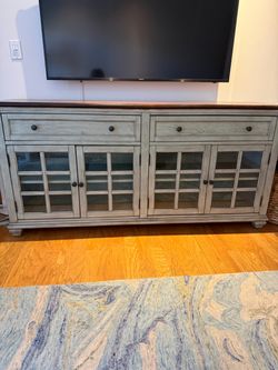 Credenza/cabinet