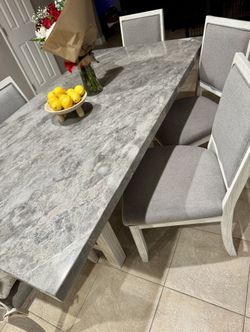 Steve Silver 6 Kitchen Chairs  Table