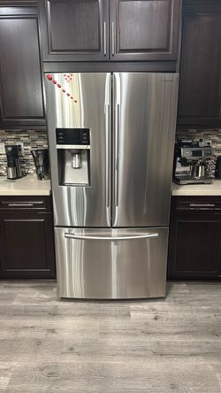 Samsung refrigerator with freezer.