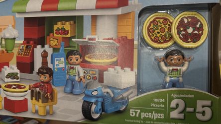 Lego-10834-Pizza store