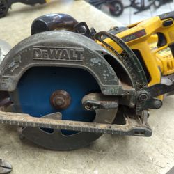 DeWalt Circular Saw With Battery And Charger 