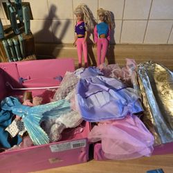 2 Barbie dolls with 12 Different Dresses to dress her, Original Fashion Trunk