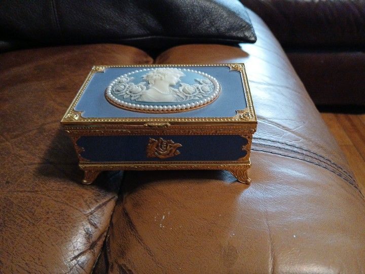 Vintage Cameo Lid Footed Music Jewelry Tinker Box