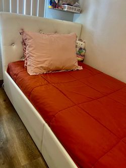 Queen bed  Uesd like  new