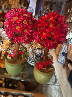 2 Faux flowers decor