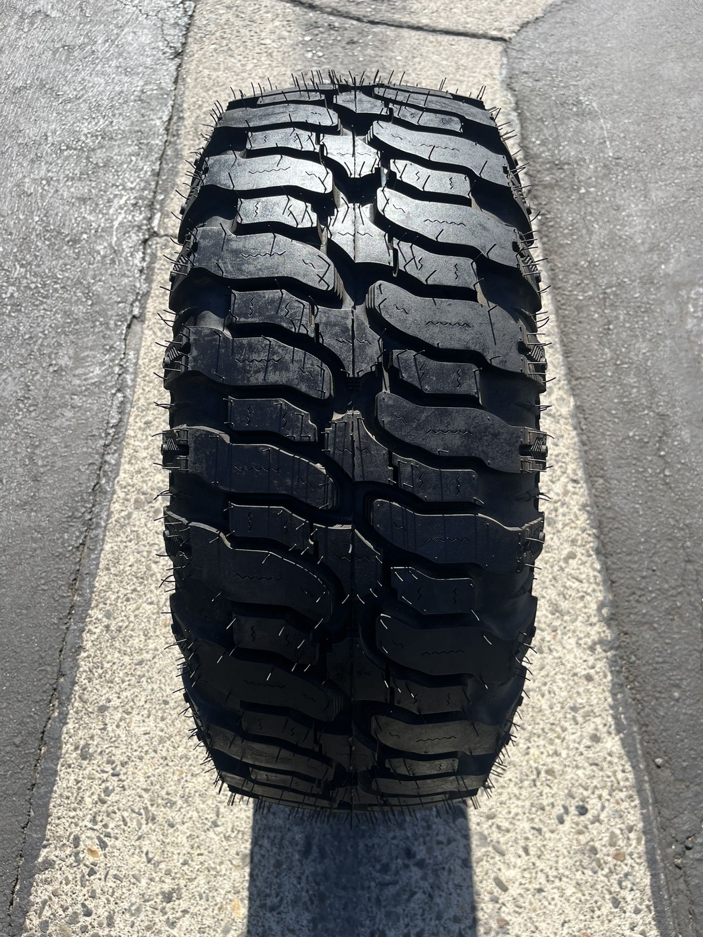 ONLY (1) 285/65R18 Super Swamper 