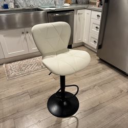 2 bar stools