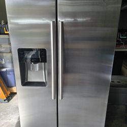 Samsung Refrigerator Works Perfectly 