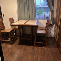 Dinning Room Table And 4 Chairs 
