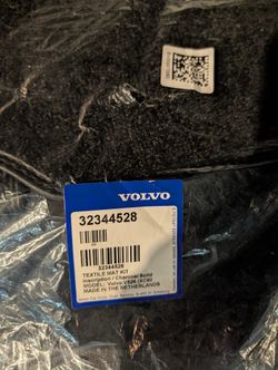 Genuine Volvo XC90 3-Row Floor Mat Set (5-Piece)